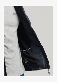Ausgewählt, eclipse navy