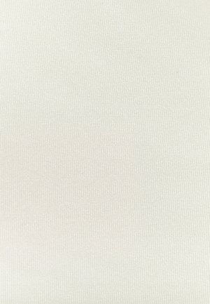 Textura de tela color marfil con un sutil patrón de tejido horizontal y vertical, mostrando detalles finos de los hilos y una superficie suave, iluminada de manera uniforme.