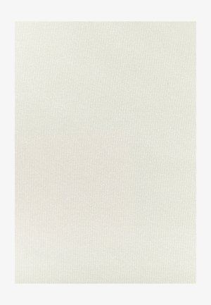 Textura de tela color marfil con un sutil patrón de tejido horizontal y vertical, mostrando detalles finos de los hilos y una superficie suave, iluminada de manera uniforme.