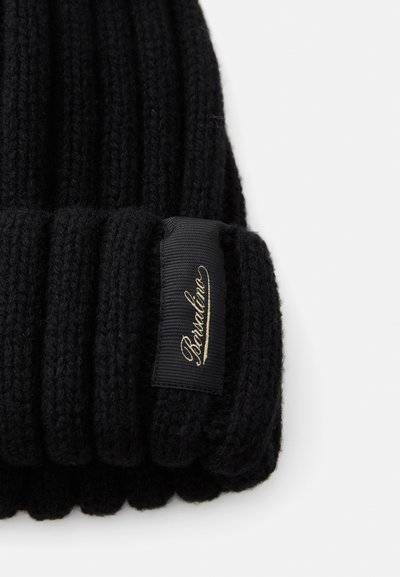 Berretto nero a maglia con texture a coste e risvolto, caratterizzato da un'etichetta rettangolare nera con scritte dorate che riportano la dicitura "Borsalino."