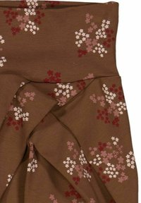 Bruine stof met een bloempatroon, bestaande uit clusters van rode, roze en witte bloemen. Het materiaal lijkt zacht en textuur te hebben, met hangende vouwen.