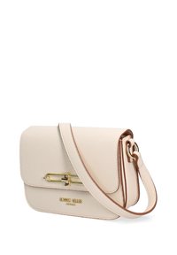 Borsa a spalla in ecopelle crema con hardware dorato, chiusura a pattina e tracolla removibile. Presenta una superficie testurizzata e dettagli con logo.