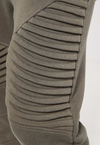 Urban Classics PLEAT SWEATPANTS - Pantalones deportivos - olive