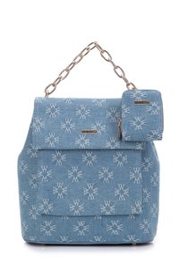 Jeans-Handtasche in hellblauer Farbe, mit einer Kettenhandhabung, geprägtem Logo-Muster, einer Frontklappen-Tasche und einem kleinen passenden Geldbeutel.