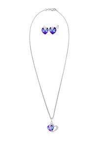 Sølv kæderekæde med en hjerteformet lilla krystalpendant og matchende hjerteformede øreringe med klare accenter.