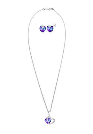 Collier en chaîne argentée avec un pendentif en cristal violet en forme de cœur, et des boucles d'oreilles assorties en forme de cœur avec des accents transparents.
