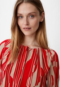 comma MIT CRÊPE-STRUKTUR - Bluse - preiselbeere