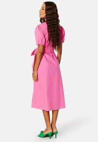 Bubbleroom V-NECK WRAP COTTON MIDI DRESS - Denní šaty - pink