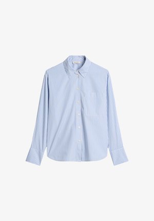 Helles blau gestreiftes Button-up-Hemd aus Baumwolle. Mit klassischem Kragen, langen Ärmeln und einer einzelnen Brusttasche.