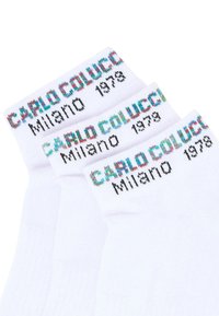 Weiße Socken mit mehrfarbigem Strickschriftzug: "CARLO COLUCCI Milano 1978." Schlichtes Design mit gerippten Bündchen und glatter Textur.