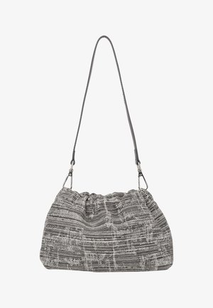 Grå og hvide teksturerede stofhåndtaske med et samlet design, lang grå rem og sølvhardware. Har en blød, slap silhuet.
