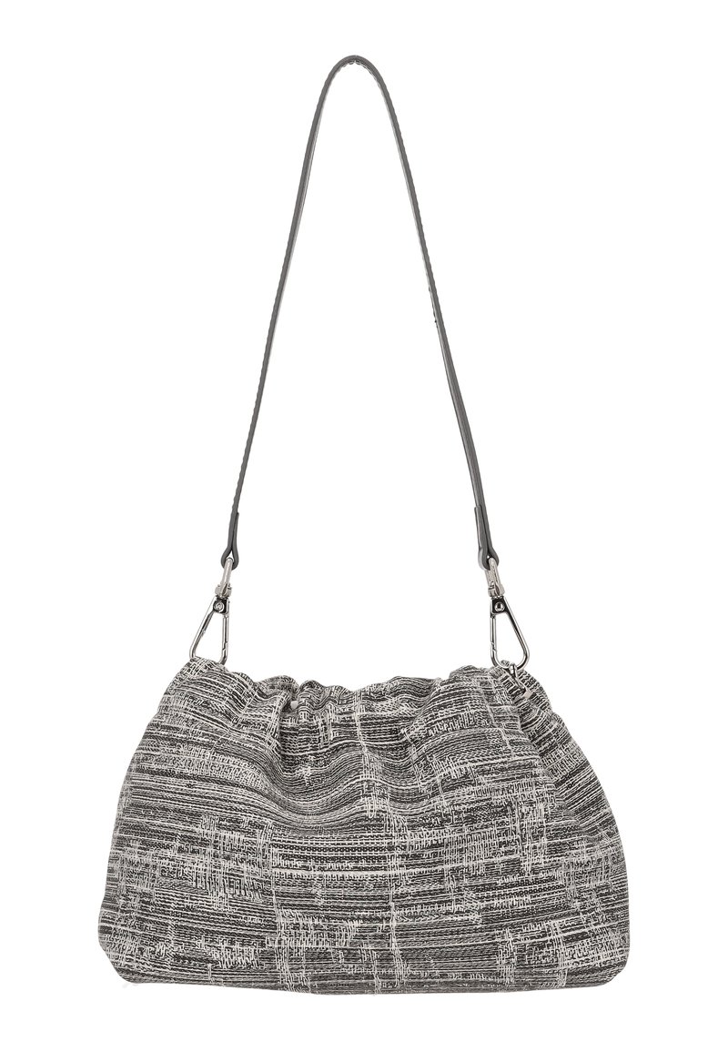 Harmaa ja valkoinen teksturoitu kangaslaukku, jossa on kerätty muotoilu, pitkä harmaa olkahihna ja hopeiset metalliosat. Laukku on pehmeä ja roikkuva malliltaan.