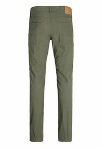 Pantaloni verde oliva con taglio dritto, dotati di due tasche posteriori e di una toppa in pelle marrone sulla vita. Tessuto di consistenza liscia.