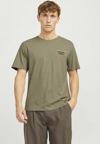 Jack & Jones GEDRUCKT RUNDHALS - Trükipildiga T-särk - silver sage
