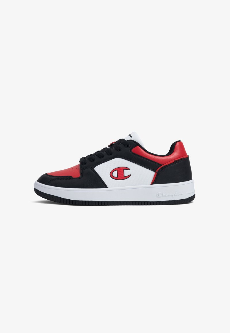 Schwarze, rote und weiße Sport Sneakers mit glatter Textur, abgerundetem Zehenbereich, Schnürdesign und einem auffälligen Logo an der Seite.