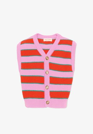 Bezrękawnik dziany z różowo-czerwonymi poziomymi paskami, zielonymi akcentami, brązowymi guzikami i kołnierzem w serek.