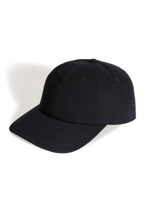Sort seks-panel baseballkasket med buet skygge og ventilationshuller, vist mod en hvid baggrund.