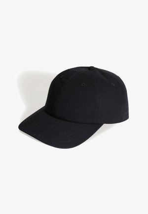 Schwarze sechsflächige Baseballkappe mit gebogenem Schirm und Lüftungsösen, vor weißem Hintergrund dargestellt.