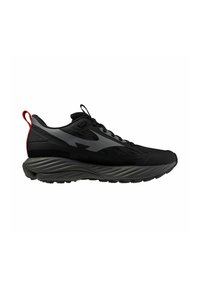 Chaussure de sport noire avec un upper en mesh texturé, une semelle rembourrée avec des motifs en vagues et une languette rouge au talon.