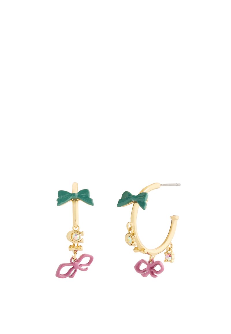 Boucles d'oreilles en or avec des nœuds verts et des nœuds en charme rose, ornées d'accents décoratifs et d'une finition brillante. Design détaillé et ludique.