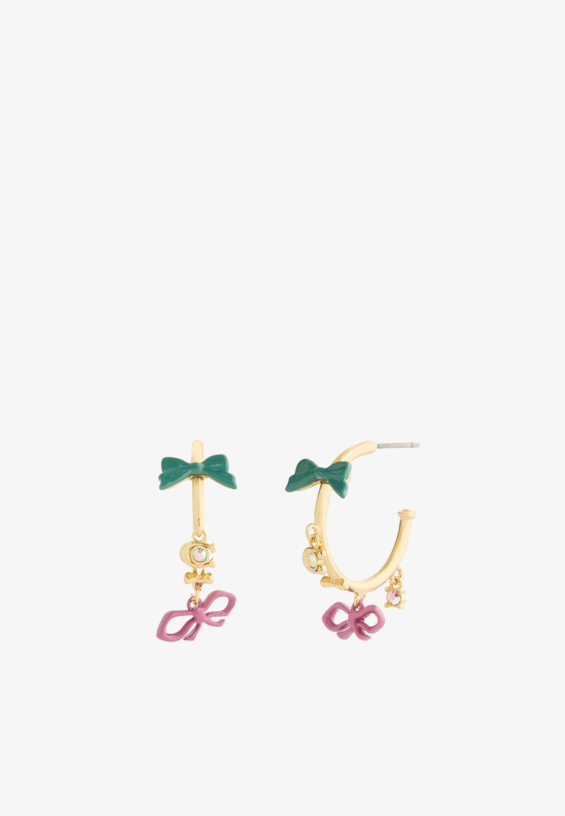 Boucles d'oreilles en or avec des nœuds verts et des nœuds en charme rose, ornées d'accents décoratifs et d'une finition brillante. Design détaillé et ludique.