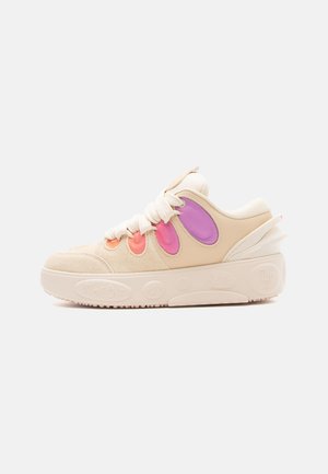Sneaker beige con pannelli in camoscio e rete nei colori rosa, arancione e viola. Presenta lacci spessi e suola testurizzata con dettagli di branding.
