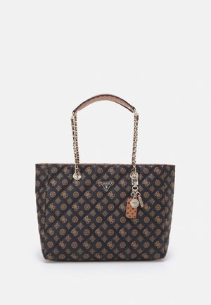 Torba na ramię Guess w czarno-brązowy wzór, z łańcuszkowymi i skórzanymi uchwytami, z logo marki i zawieszkami na breloku z przodu.