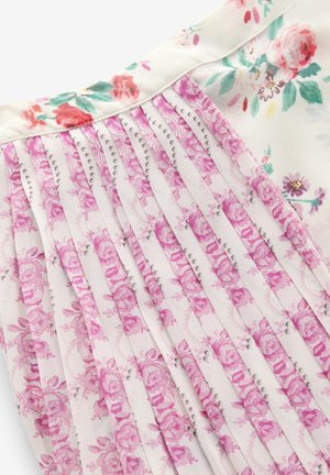 Blumenkleid mit weißem Hintergrund und rosa sowie grünen Blumenmustern, plissierter Schnitt und glatter Stofftextur.