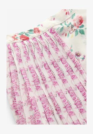 Bloemenjurk met een witte achtergrond en roze en groene bloemenpatronen, geplooid ontwerp en een gladde stofstructuur.
