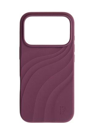 Telefoncover i mørk lilla med buede bølgemønstre og stort kamerahul, mærket med teksten "Ideal of Sweden".
