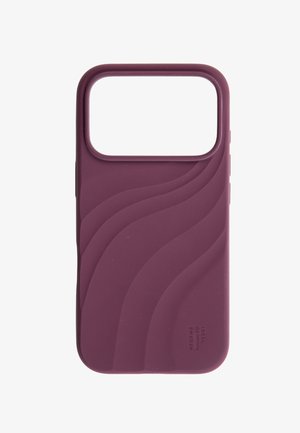 Telefoncover i mørk lilla med buede bølgemønstre og stort kamerahul, mærket med teksten "Ideal of Sweden".
