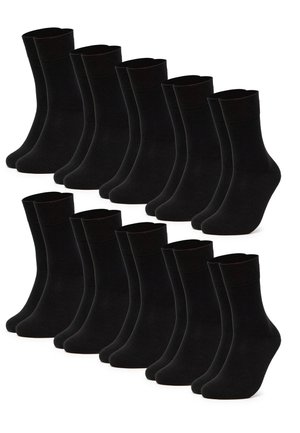 Zwölf Paare schlichte schwarze Sneakersocken, in zwei Reihen auf weißem Hintergrund angeordnet.