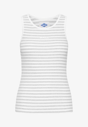 Fehér ujjatlan póló világosszürke vízszintes csíkokkal, kerek nyakú és testhez simuló fazonnal. Az anyag lágy és könnyűnek tűnik.