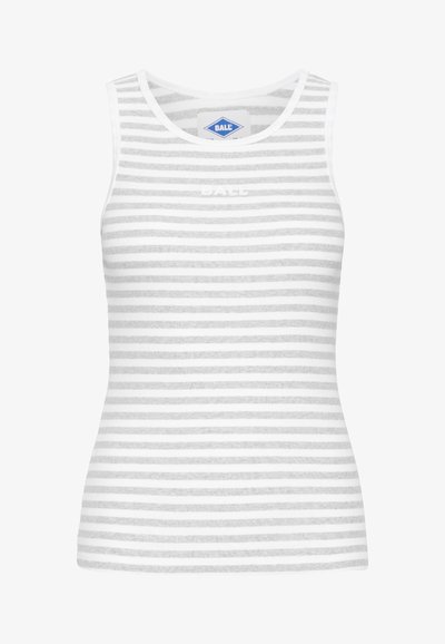 Biały top na ramiączkach z jasnoszarymi poziomymi pasami, z okrągłym dekoltem i dopasowanym krojem. Materiał wydaje się miękki i lekki.