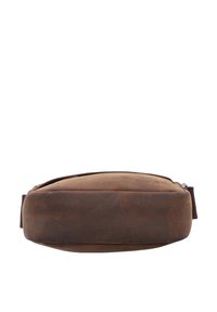 Marsupio in pelle marrone con una texture liscia, forma rettangolare e zip superiore. Presenta una robusta tracolla in tessuto marrone.