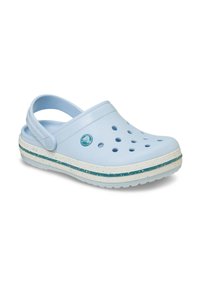 Hellblaue Clogs mit Belüftungslöchern, einem runden Logo und einer weiß gesprenkelten Sohle mit grünen und blauen gestreiften Akzenten. Verstellbarer Fersenriemen.