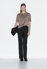 Massimo Dutti SHORT SLEEVE WITH ASYMMETRIC FASTENING - T-shirt basic - brown