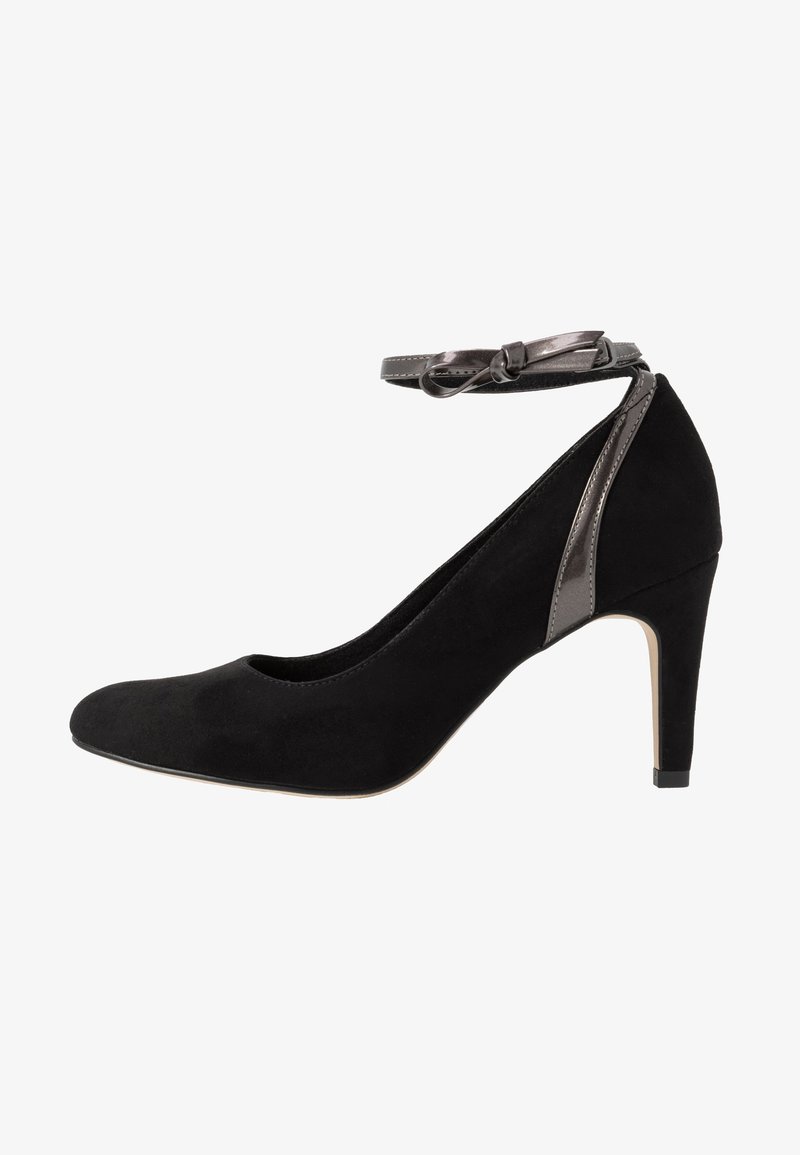 Chaussure à talon haut en daim noir avec un bout arrondi, une bride à la cheville et un accent métallique sur le côté. Présente un talon fin et une finition texturée.