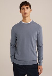 Suéter de cuello redondo en azul claro con mangas largas, hecho de un tejido de punto suave y liso. Presenta puños y dobladillo acanalados.