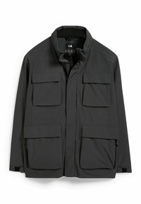 Giacca impermeabile grigia scura con un alto colletto, multiple tasche frontali e tasche laterali con zip. Tessuto liscio e leggero.