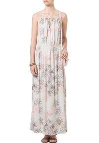 Robe maxi en tissu léger, présentant un imprimé floral dans les tons rose, violet et gris. Sans manches, avec un col à cordon et une taille élastique.