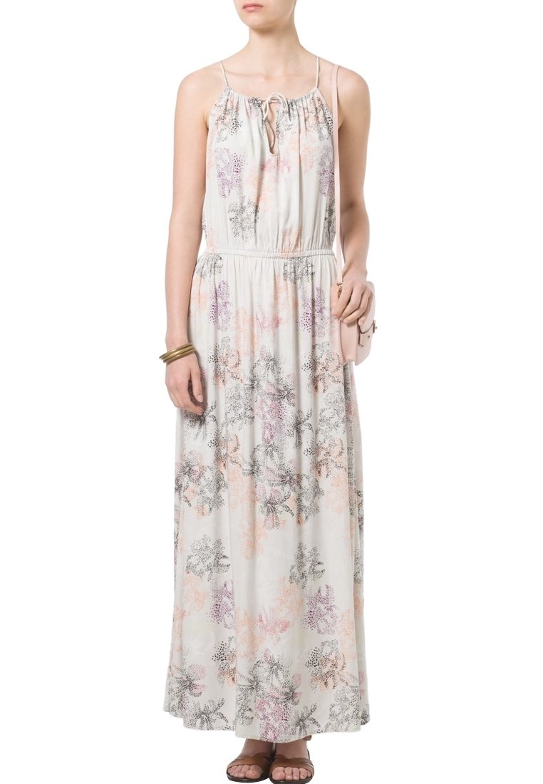 Robe maxi en tissu léger, présentant un imprimé floral dans les tons rose, violet et gris. Sans manches, avec un col à cordon et une taille élastique.
