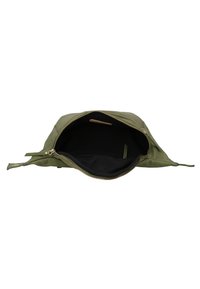 Borsa verde oliva con chiusura a zip, dotata di una fodera interna nera e un dettaglio in legno. Il materiale è morbido, con una superficie liscia.