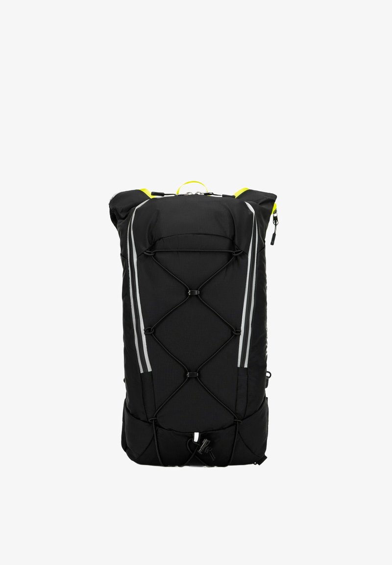 Mochila negra con un acabado texturizado, que cuenta con franjas reflectantes, un diseño de cuerda elástica y un asa superior amarilla brillante. Cierre con cremallera.
