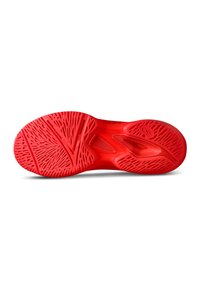 Rote Sport-Schuhsohle mit strukturierten Mustern und Rillen, die für Traktion ausgelegt sind. Glatter zentraler Bereich mit Entwässerungsöffnungen.