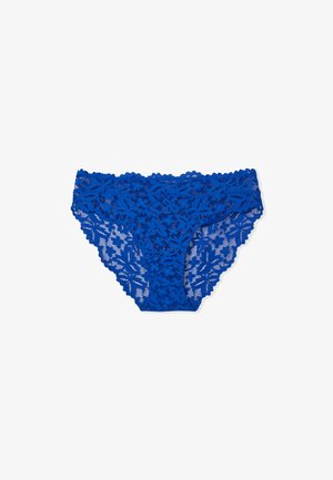 Blauwe kanten panties met bloemenpatronen, een geschulpte tailleband en een semi-transparante textuur voor extra detail en ontwerp.