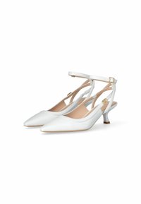 Valged nahk slingback-kõrged kontsad teravate varvastega, reguleeritavate pahkluu rihmadega ja madala koonuskujuga kontsaga. Sile tekstuur ja minimalistlik disain.
