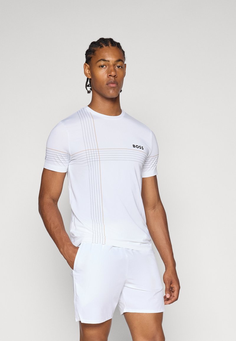 T-shirt sportivo bianco a maniche corte, con linee orizzontali arancioni e grigie e logo "BOSS" sul petto. Tessuto leggero.
