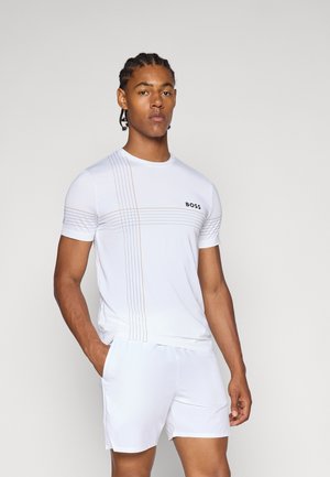 Biała koszulka sportowa z krótkim rękawem, z pomarańczowymi i szarymi poziomymi paskami oraz logo "BOSS" na klatce piersiowej. Lekki materiał.