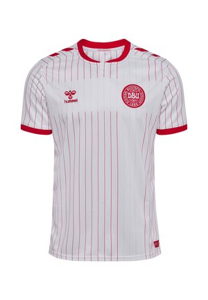 Biała koszulka piłkarska z cienkimi czerwonymi pionowymi paskami, czerwonym kołnierzem i krawędziami rękawów, logo Hummel oraz emblematem reprezentacji Danii na piersi.